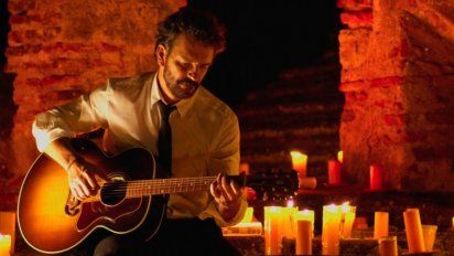 Con&nbsp;&nbsp;una impactante puesta en escena, más de 30 músicos de todo el mundo iluminados únicamente por 5000 velas acompañan al artista en uno de los lugares más emblemáticos del mundo: la Iglesia del Siglo y el Convento de las Capuchinas en ciudad Antigua, Guatemala.