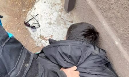 Un joven de 26 años apareció en la escuela en estado de ebriedad y expresó su intención de votar. Ante la negativa, se agarró a las piñas con las fuerzas de seguridad. Un joven de 26 años apareció en la escuela en estado de ebriedad y expresó su intención de votar. Ante la negativa, se agarró a las piñas con las fuerzas de seguridad.