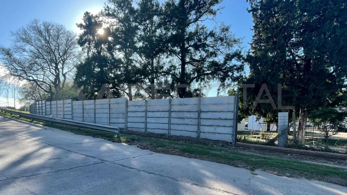 El tapial se extiende unos 300 metros a la vera de la avenida Constitución.