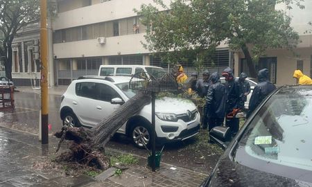El auto estaba estacionado en calle Mitre entre Balcarce y Bulevar. El auto estaba estacionado en calle Mitre entre Balcarce y Bulevar.