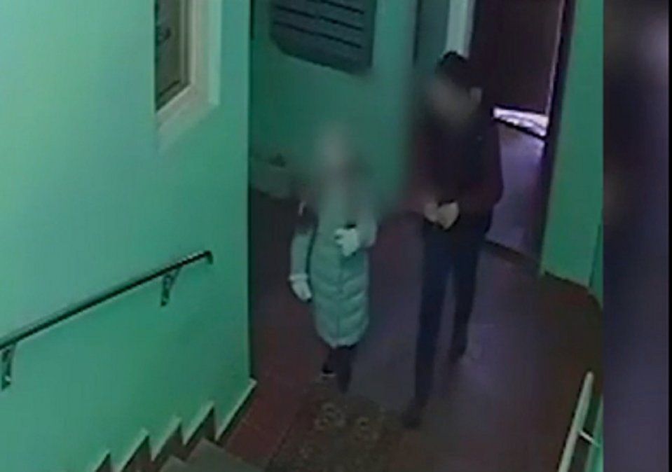 Video aterrador: una nena logró escapar de un secuestrador que se metió en su edificio