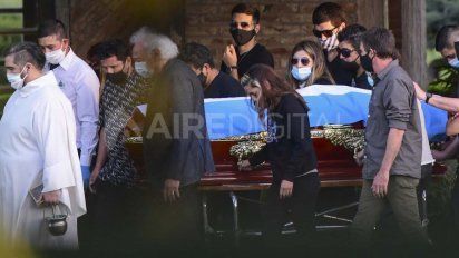 Último adiós a Diego Maradona con una ceremonia íntima en el cementerio de Bella Vista