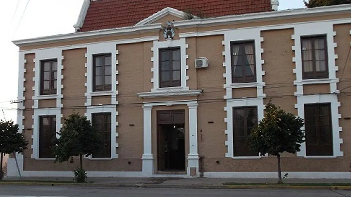  Los dos acusados quedaron detenidos imputados por los delitos de "abuso sexual con acceso carnal" y serán indagados en las próximas horas.