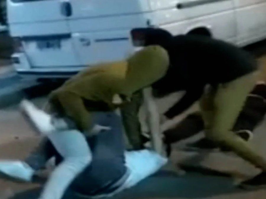 Brutal golpiza a la salida de un bar en La Paz: uno quedó inconsciente sobre la calle