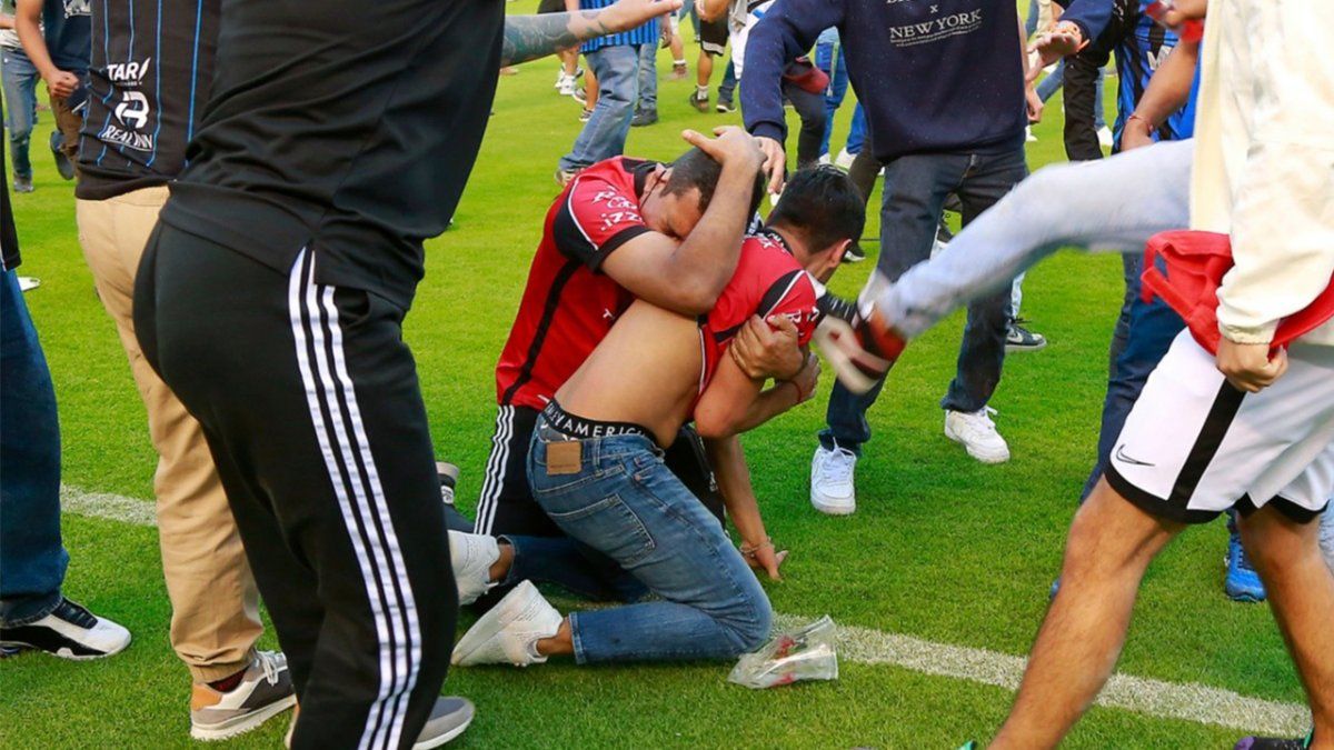 Una gresca entre barras del Querétaro y el Atlas de Guadalajara dejó un saldo de decenas de heridos y muertos. La fecha de la Primera División de México fue suspendida.