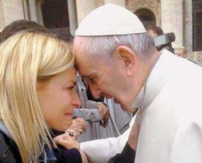 Eugenia Tobal junto al Papa Francisco en el Vaticano.