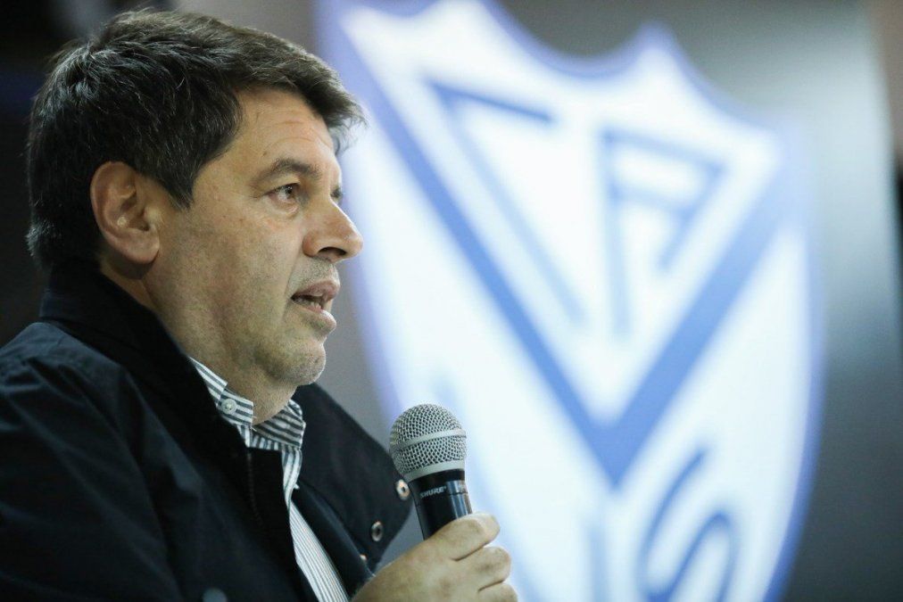 Sergio Rapisarda, presidente de Vélez, es el segundo dirigente imputado hasta el momento por no haberse respetado el aforo permitido por el Gobierno en el regreso del público a las canchas.