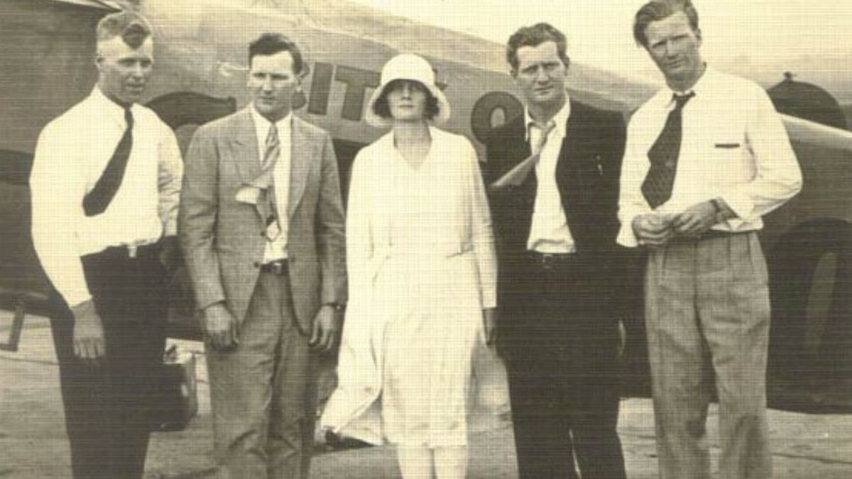 Los cinco hermanos Hunter que, trabajando en equipo, lograron que dos de ellos establecieran el por entonces récord mundial de vuelo ininterrumpido de la época, mientras los otros tres (más su madre), los reabastecieron y alimentaron durante los 23 días del vuelo. Desde la izquierda, Albert, John, Irene, Kenneth y Walter, posan frente al City of Chicago, el avión que hace más de 95 años voló 23 días sin aterrizar. Los cinco hermanos Hunter que, trabajando en equipo, lograron que dos de ellos establecieran el por entonces récord mundial de vuelo ininterrumpido de la época, mientras los otros tres (más su madre), los reabastecieron y alimentaron durante los 23 días del vuelo. Desde la izquierda, Albert, John, Irene, Kenneth y Walter, posan frente al City of Chicago, el avión que hace más de 95 años voló 23 días sin aterrizar.