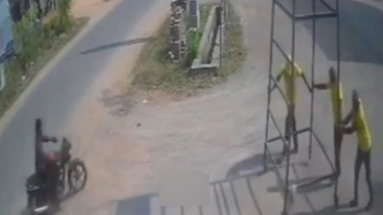 El impactante video de dos albañiles que murieron electrocutados al mover un andamio