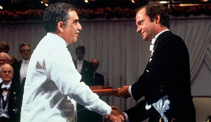 Gabriel García Márquez recibiendo el Premio Nobel de Literatura en 1982.