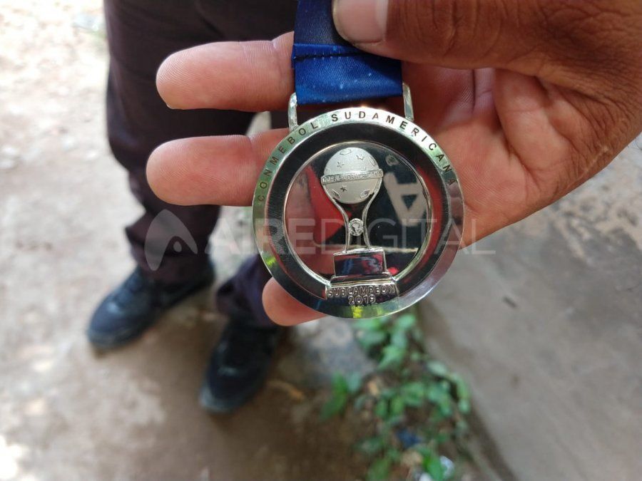 El kinesiólogo de Colón, Beto Gaitán, le regaló su medalla a la familia del hincha que murió en Asunción