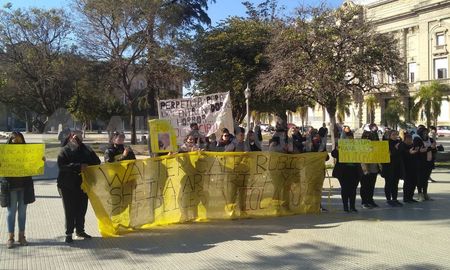 Durante las audiencias, un grupo de vecinos y vecinas de Rincón se concentraron fuera de tribunales. Durante las audiencias, un grupo de vecinos y vecinas de Rincón se concentraron fuera de tribunales.