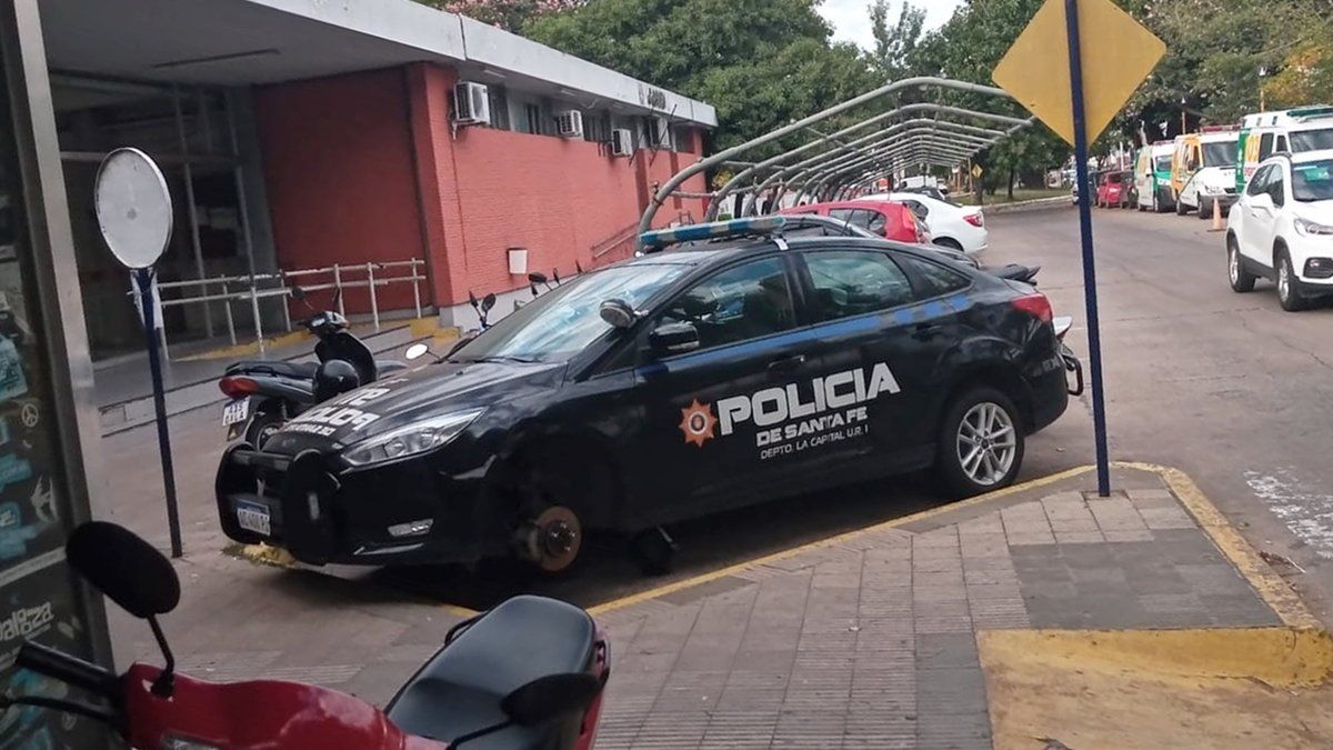 Dos móviles policiales pertenecientes a la Brigada Operativa de Prevención Policial se encuentran abandonados desde hace casi un mes en la Terminal de Ómnibus.