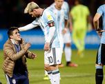 En 2016, dos hermanos entraron y se arrodillaron ante Lionel Messi. En 2016, dos hermanos entraron y se arrodillaron ante Lionel Messi.