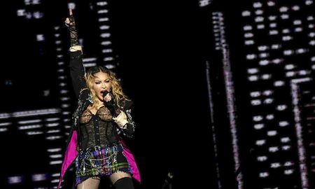 Un millón y medio de personas vieron a Madonna en la playa de Copacabana durante el concierto gratuito que sirvió como excusa para festejar las cuatro décadas de carrera de la estrella pop norteamericana. Un millón y medio de personas vieron a Madonna en la playa de Copacabana durante el concierto gratuito que sirvió como excusa para festejar las cuatro décadas de carrera de la estrella pop norteamericana.