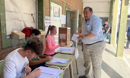 El intendente electo de la ciudad de Santa Fe, Juan Pablo Poletti, votó este domingo por la mañana en el marco del balotaje. El intendente electo de la ciudad de Santa Fe, Juan Pablo Poletti, votó este domingo por la mañana en el marco del balotaje.