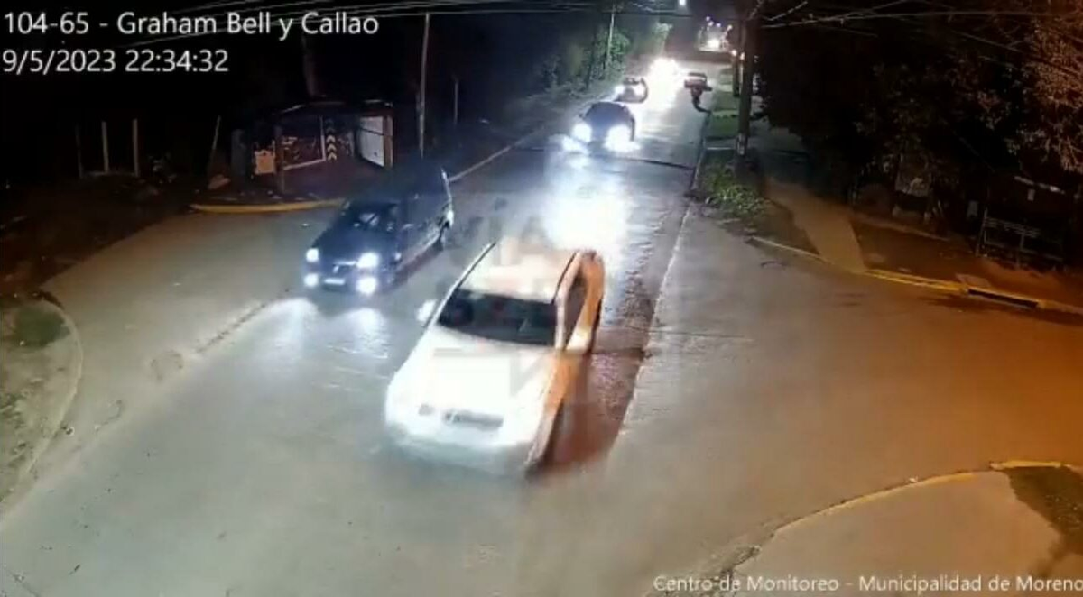 Cristian Medina se encontraba en su camioneta, junto a su novia, cuando fueron abordados por dos delincuentes armados que descendieron de un auto color gris, quienes con intimidación de arma de fuego le robaron el vehículo, documentación y dos teléfonos celulares iPhone.