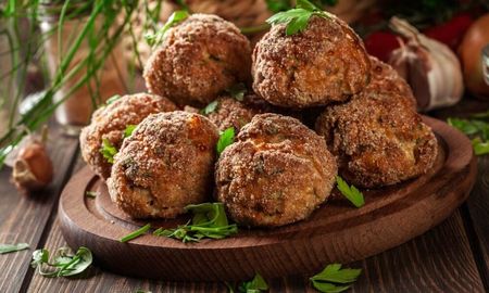 Albóndigas saludables de berenjenas para comer en el almuerzo y en la cena. Albóndigas saludables de berenjenas para comer en el almuerzo y en la cena.