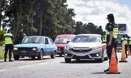 A mediados de marzo se empezó a trabajar en controles en los límites jurisdiccionales, en los que tomaban las temperaturas y se realizaba un cuestionario sanitario para determinar el origen de los viajeros. A mediados de marzo se empezó a trabajar en controles en los límites jurisdiccionales, en los que tomaban las temperaturas y se realizaba un cuestionario sanitario para determinar el origen de los viajeros.