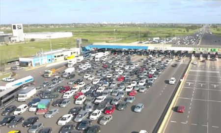 Fin de semana largo y éxodo masivo en las rutas a la Costa: 2.600 autos por hora - Toma aérea registrada por un dron de TN Fin de semana largo y éxodo masivo en las rutas a la Costa: 2.600 autos por hora - Toma aérea registrada por un dron de TN