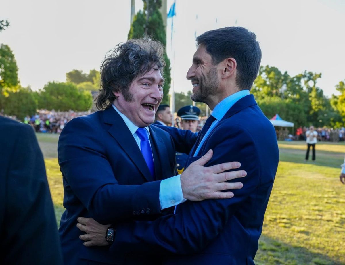 El saludo de Javier Milei a Maximiliano Pullaro en el acto central por el 213° aniversario del Combate de San Lorenzo.