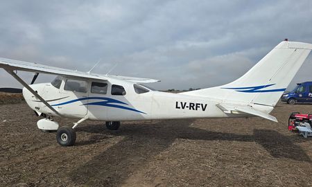 Se sospecha que la aeronave tuvo un aterrizaje forzoso en el campo. Se sospecha que la aeronave tuvo un aterrizaje forzoso en el campo.