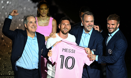 Jorge Mas, Lionel Messi, José Mas y David Beckham celebran la llegada del futbolista argentino a Inter Miami. Jorge Mas, Lionel Messi, José Mas y David Beckham celebran la llegada del futbolista argentino a Inter Miami.