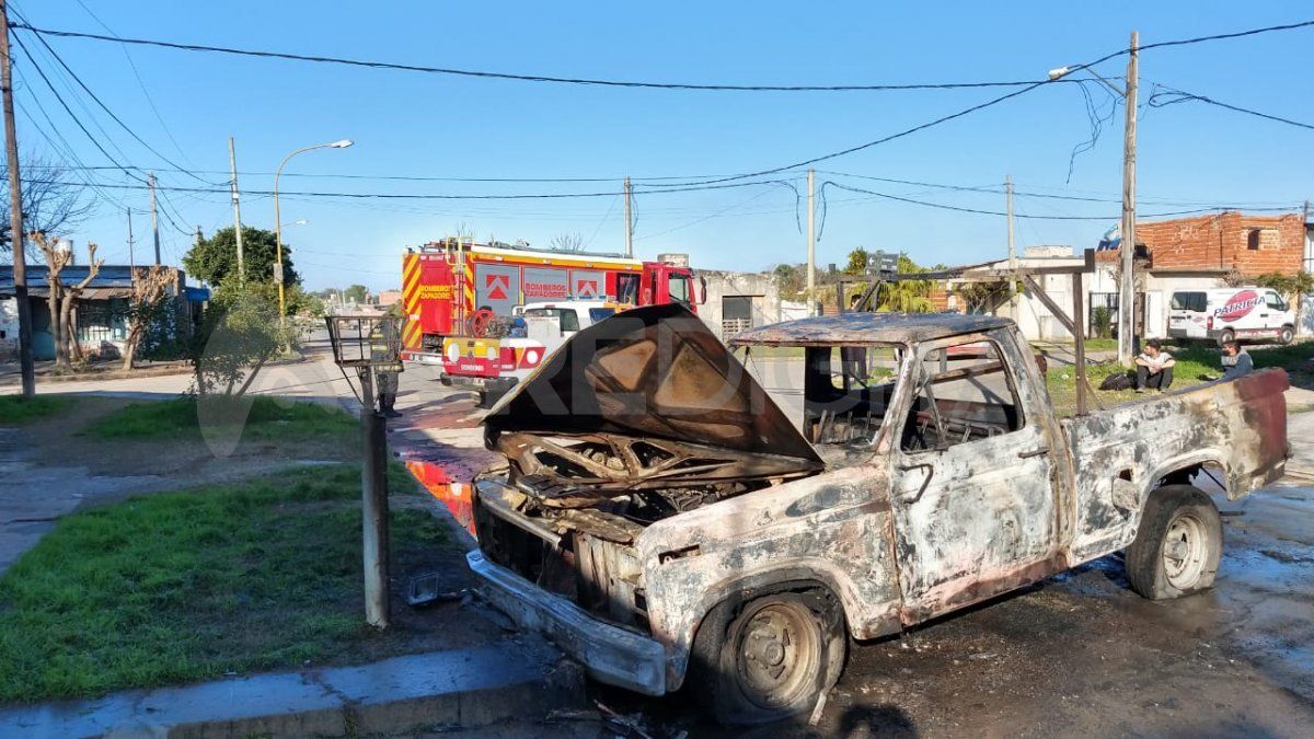 Dos dotaciones de bomberos lograron apagar el fuego en una camioneta Chevrolet que se incendió en una vivienda en calle Gorostiaga al 3700.