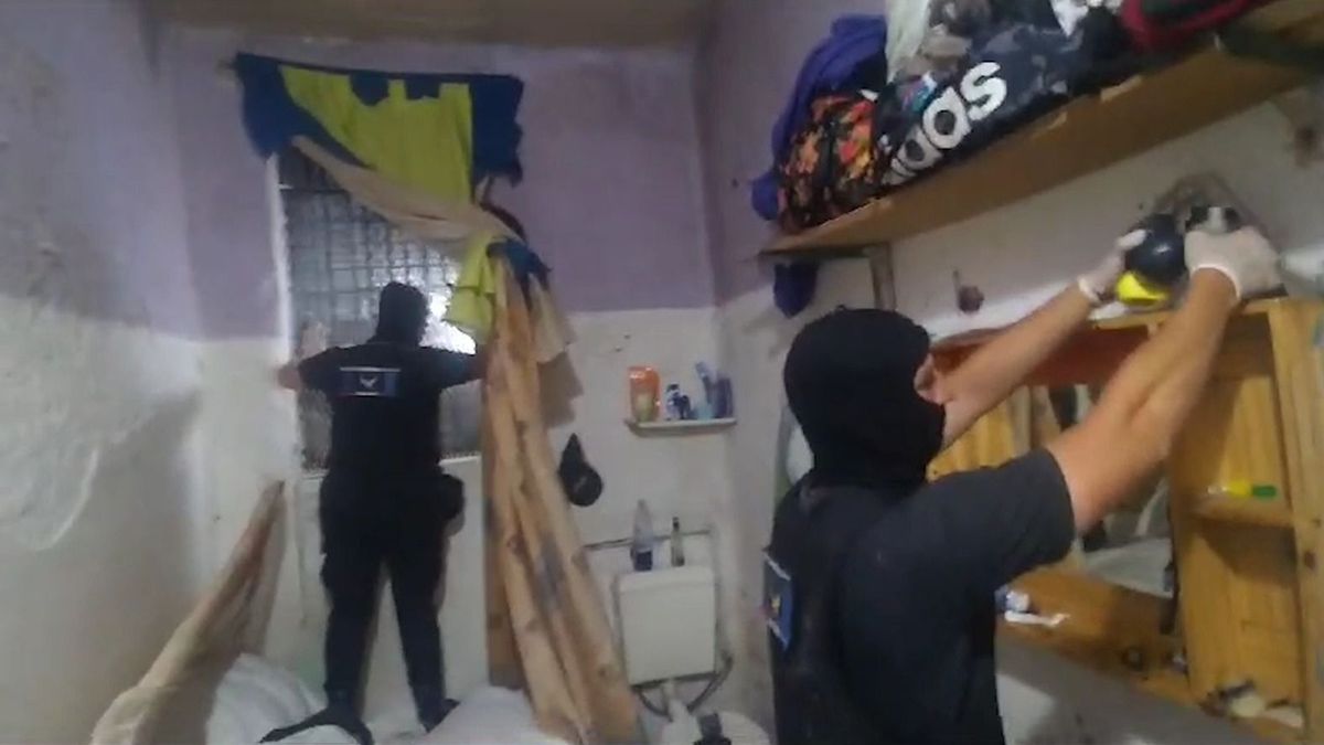 El Gobierno provincial continuó este viernes con los operativos para reubicar presos de alto perfil alojados en cárceles santafesinas. El Gobierno provincial continuó este viernes con los operativos para reubicar presos de alto perfil alojados en cárceles santafesinas.