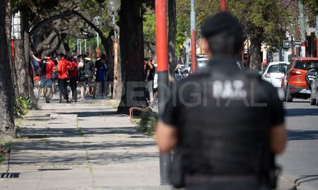El Ministerio de Seguridad de la provincia y la Municipalidad de Santa Fe repetirán el mismo operativo que se llevó adelante en los partidos frente a Patronato y Racing. El Ministerio de Seguridad de la provincia y la Municipalidad de Santa Fe repetirán el mismo operativo que se llevó adelante en los partidos frente a Patronato y Racing.