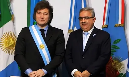 Tres diputados nacionales de Catamarca anunciaron este martes que rompieron con el bloque de Unión por la Patria (UxP). Tres diputados nacionales de Catamarca anunciaron este martes que rompieron con el bloque de Unión por la Patria (UxP).
