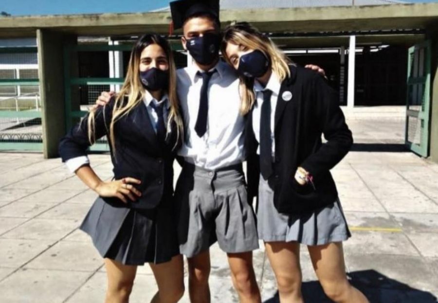 El apoyo de sus compañeros al joven discriminado por usar pollera