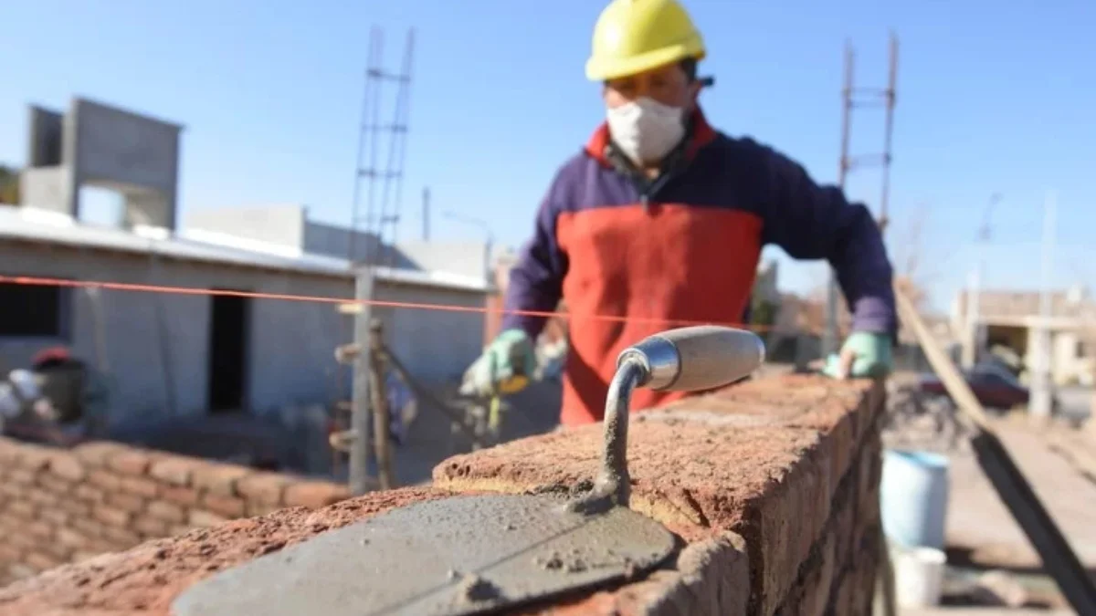 Cuánto cobra un albañil por hora en marzo 2025: los sueldos según la UOCRA