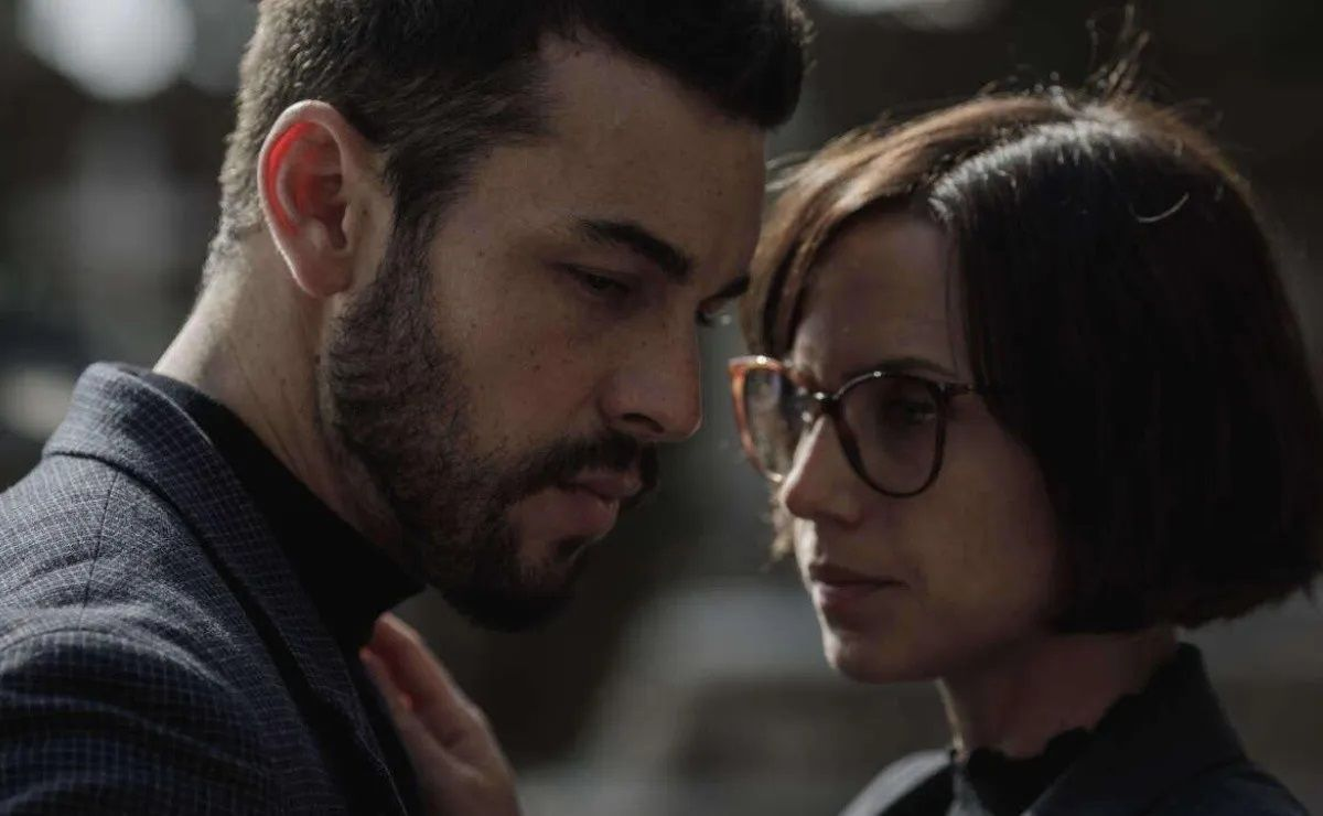 La miniserie española se encuentra está basada en la novela de Harlan Coben. La miniserie española se encuentra está basada en la novela de Harlan Coben.