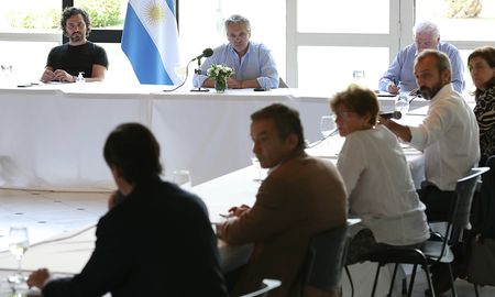 El presidente Alberto Fernández consulta con un comité de médicos y científicos, que integra López, antes de definir cada fase de la cuarentena. El presidente Alberto Fernández consulta con un comité de médicos y científicos, que integra López, antes de definir cada fase de la cuarentena.