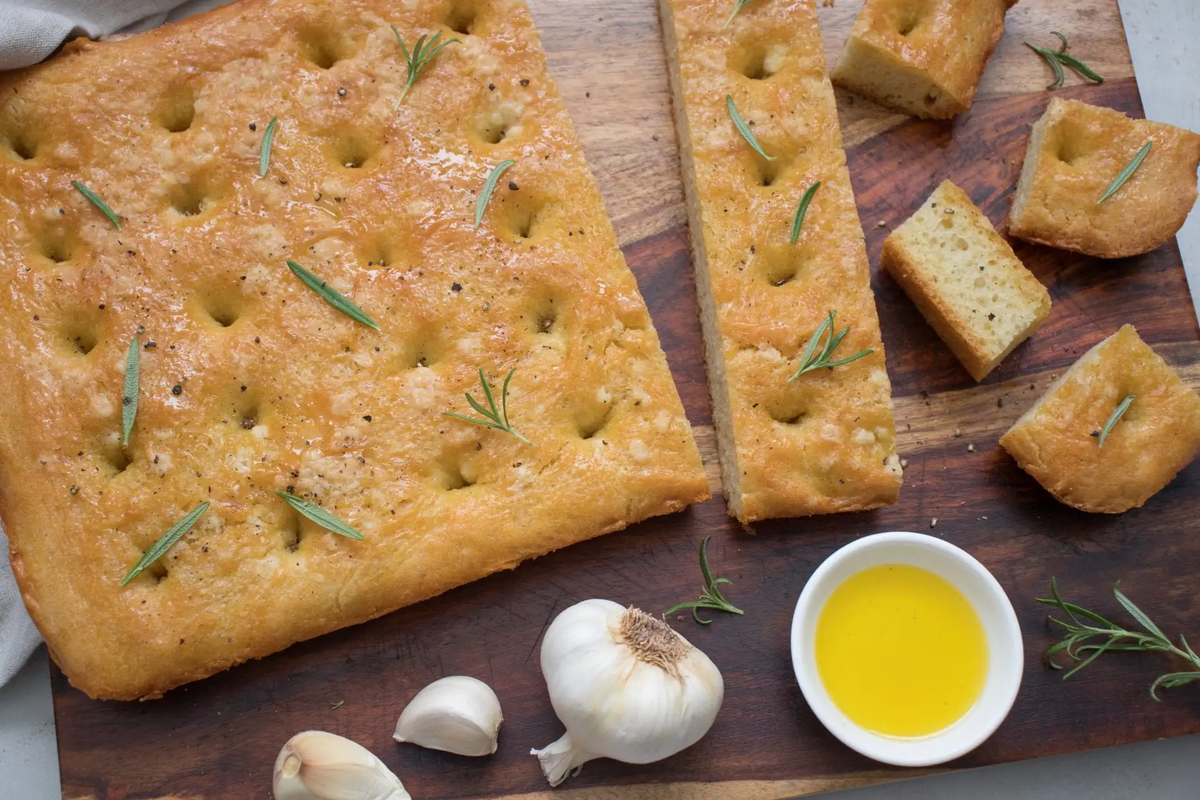 Cómo hacer focaccia de tomate y ajo