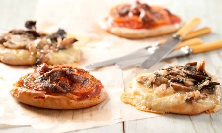 Pizza de anchoas y champiñones, by Maru Botana. Pizza de anchoas y champiñones, by Maru Botana.