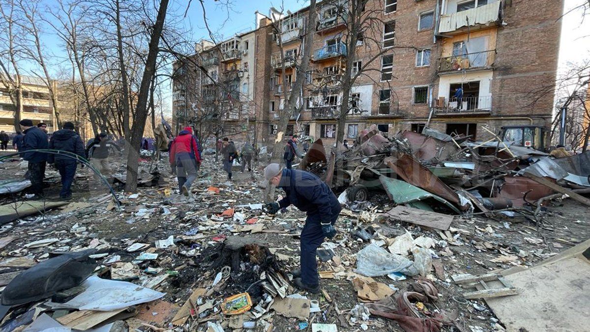 Un grupo de gente trabaja para limpiar la zona y otra se va.