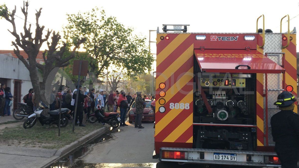 Un grupo de personas provocó destrozos, incendió la casa y mató a las mascotas de la familia.