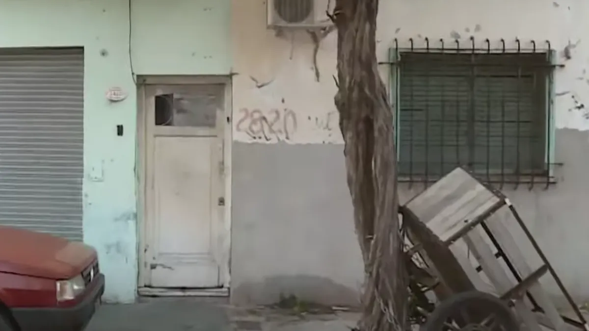 El terrible escenario fue descubierto por el hijo de la pareja, el cual llamo a la policía y dio aviso de lo sucedido.