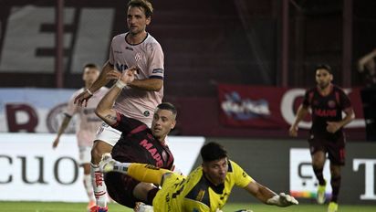 Unión pagó cara la expulsión y cayó por 2 a 1 ante Lanús que fue efectivo y mostró su jerarquía