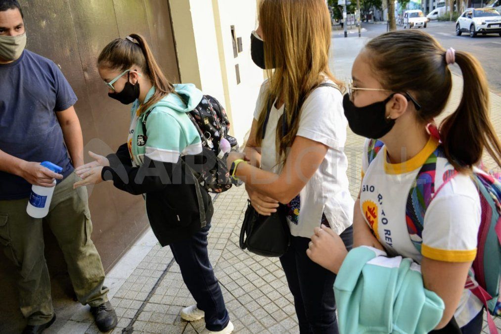 Con protocolos, los estudiantes de los últimos años regresaron a las aulas