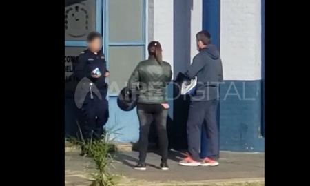 Captura de un video registrado durante la investigación. Una de las policías involucradas entrega uno de los productos robados. Captura de un video registrado durante la investigación. Una de las policías involucradas entrega uno de los productos robados.