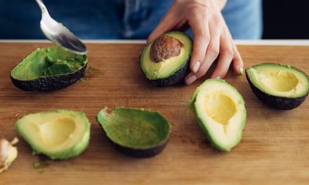 La cáscara de palta se usa como tratamiento natural para la piel.