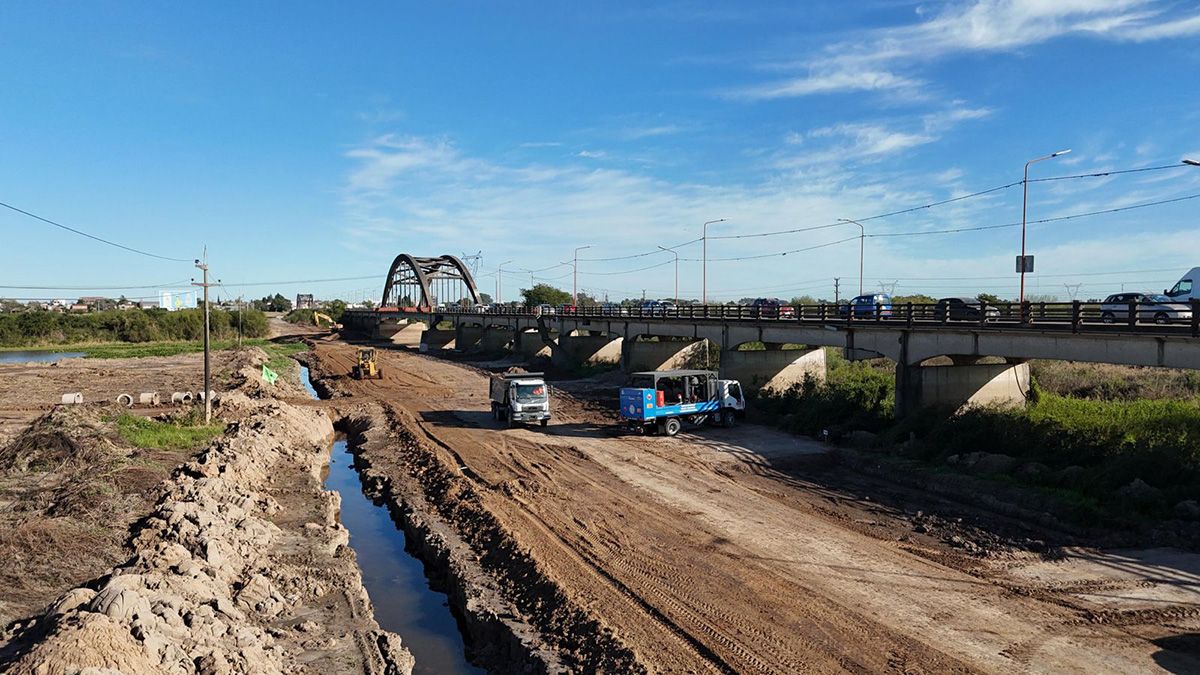 La instalación de los pilotes se hará desde la cabecera del lado de Santa Fe hacia Santo Tomé. La instalación de los pilotes se hará desde la cabecera del lado de Santa Fe hacia Santo Tomé.