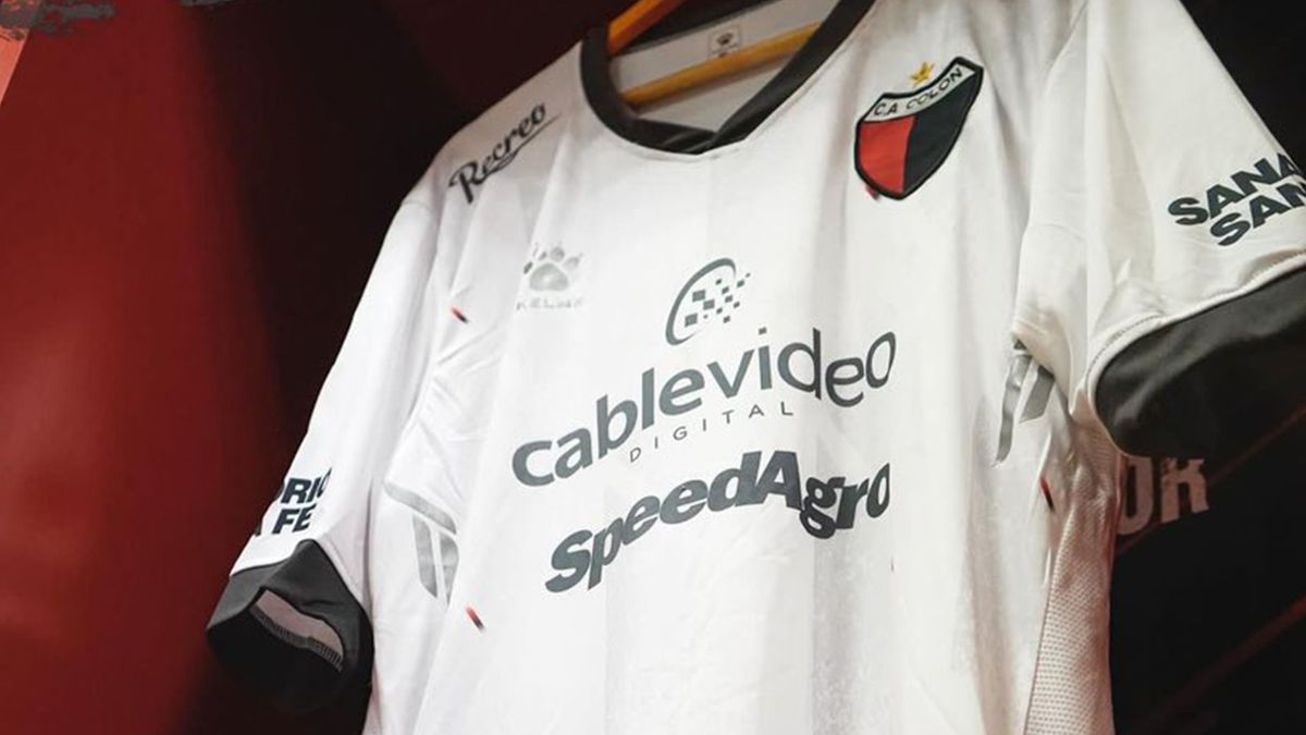 El Club Atlético Colón volvió a tener problemas con la marca de indumentaria que provee al equipo y tuvo recurrir a un plan de emergencia para poder afrontar el duelo ante Newells.