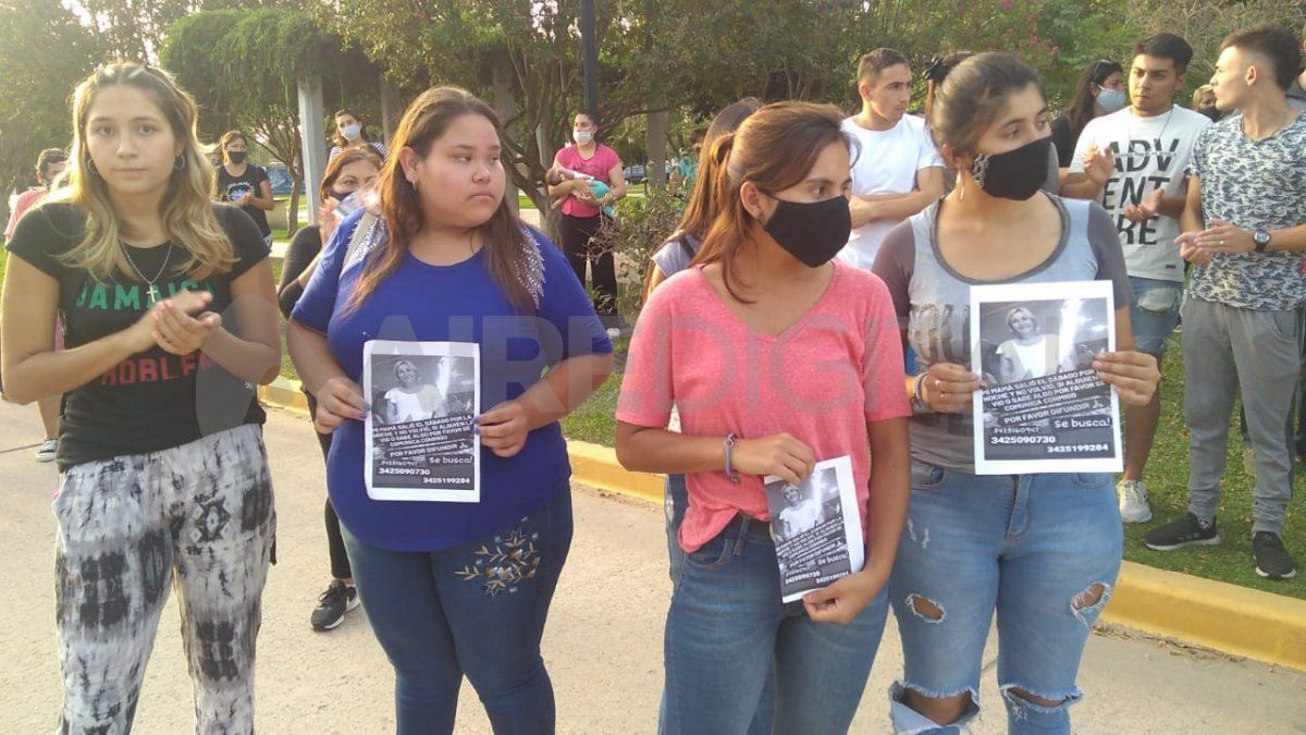 Familiares y vecinos de Marcela Maydana se manifestaron este miércoles por la tarde frente a la comisaría de Recreo.