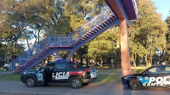 Apareció una bandera con un mensaje intimidante en Rosario contra Bullrich y Pullaro