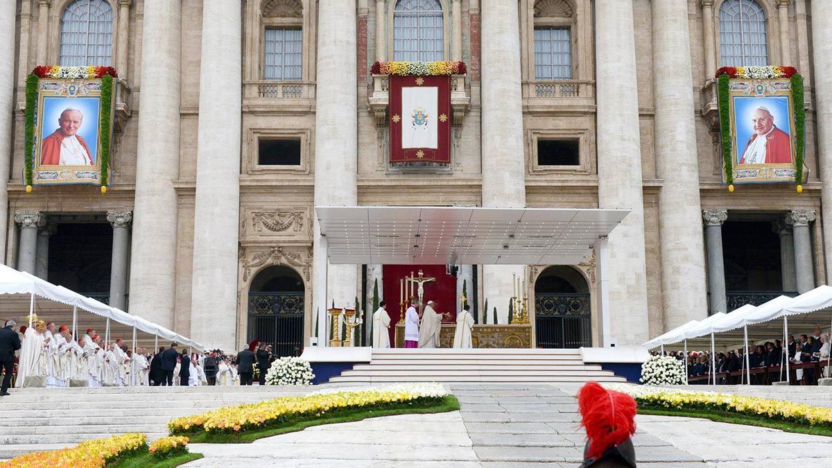 Juan XXIII Y Juan Pablo II fueron canonizados por el Papa Francisco el 27 de abril del 2014.