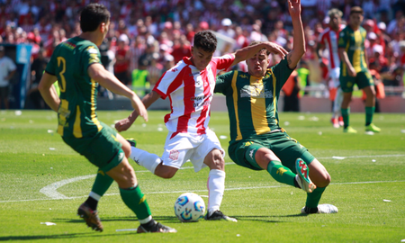 Aldosivi venció a San Martín de Tucumán por 2 a 0 en la final de la Primera Nacional y volvió a la Liga Profesional. Aldosivi venció a San Martín de Tucumán por 2 a 0 en la final de la Primera Nacional y volvió a la Liga Profesional.
